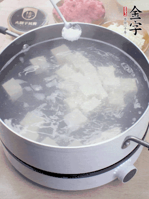 豆腐切成大小均勻正方體，鍋內(nèi)放水，加一點(diǎn)鹽焯水10秒。