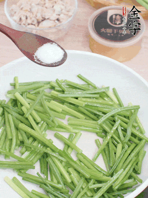 起鍋熱油，下韭菜苔炒至變色。加少許鹽。