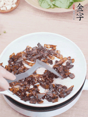 起鍋熱油，煸香醬油肉，撥拉到一邊。