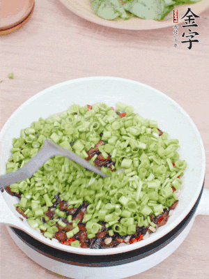 下菜梗翻炒，混合醬油肉。