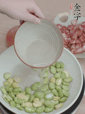 鍋中少油，下蠶豆略炒，加1/2勺鹽、一點(diǎn)糖、少許水炒勻。
