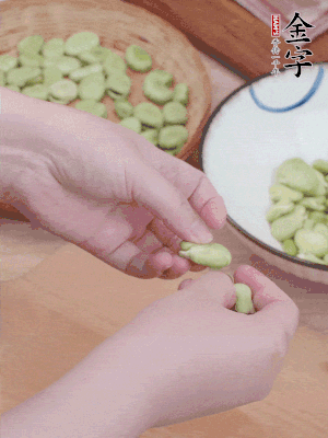 蠶豆剝殼，去掉豆衣，切碎。
