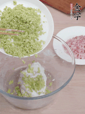 糯米粉邊揉邊加水，成團(tuán)后揉進(jìn)蠶豆、咸肉。
