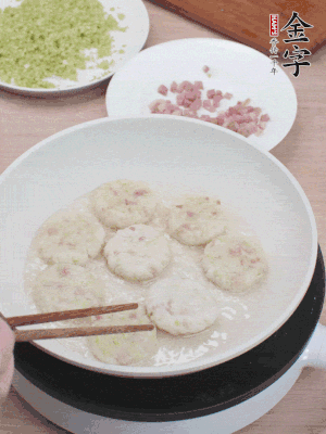 鍋中涼油，慢煎至兩面有脆殼。（油可以多一點(diǎn)）