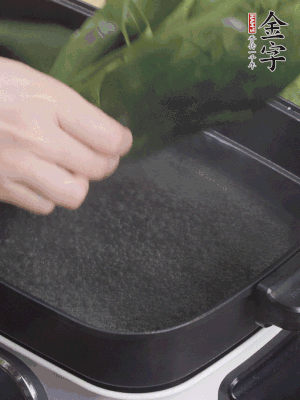 粽葉入沸水煮1分鐘，翻面再煮1分鐘，清洗干凈加水浸泡。