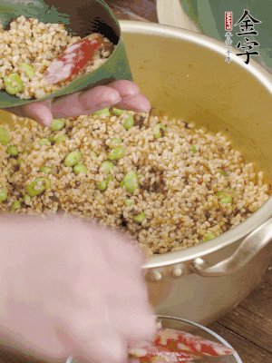 兩片粽葉1/2處葉尾相疊，中間卷成圓錐后裝入餡料。