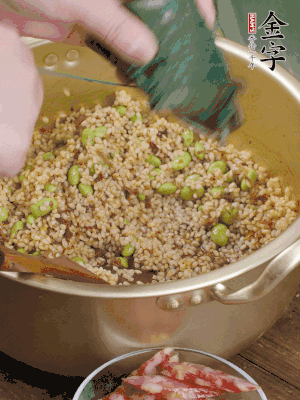 再附一張粽子，一齊向后折疊，線繩捆綁。