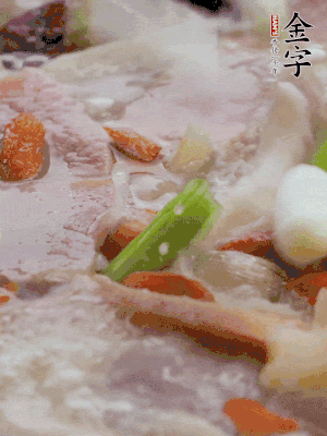 最后下枸杞、蒜白。
