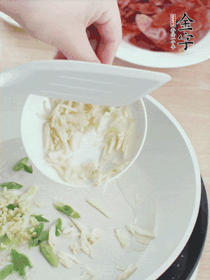 油4成熱，下蔥姜蒜、干辣椒、花椒煸出香味。