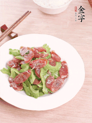 一小撮糖調(diào)味。