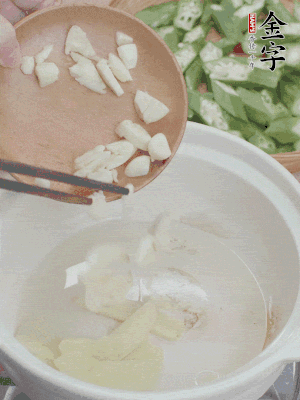 砂煲熱油，姜蒜、辣椒煸香。