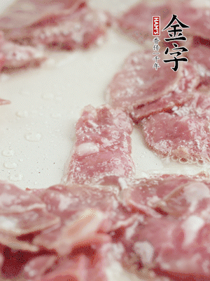 炒鍋熱油，下培根火腿煸炒。