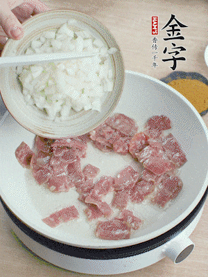 依次下洋蔥、紅菜椒、豌豆粒、玉米粒翻炒均勻。