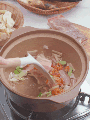 砂鍋中倒入油，放入姜片、蔥段、咸肉、海米炒出香味。