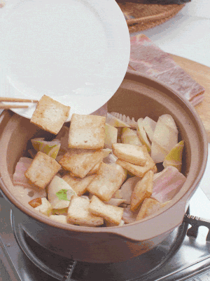 依次下春筍、豆腐，開水沒過食材。