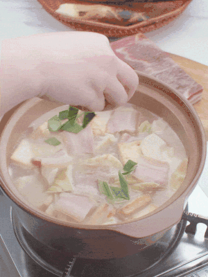 一小撮鹽、糖、雞精調(diào)味，最后撒點蒜葉點綴。