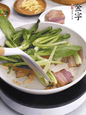 下小青菜翻炒，菜梆子變軟時，撒一點鹽、雞精調味。