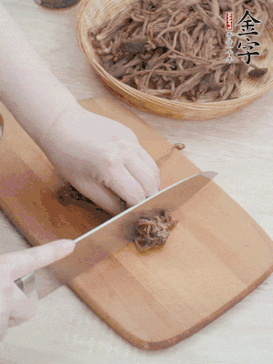干茶樹菇浸泡過夜，去老根焯水，擠干水份。