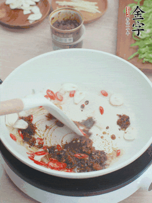 熱鍋涼油，姜蒜、辣椒、金字火腿xo醬炒香。