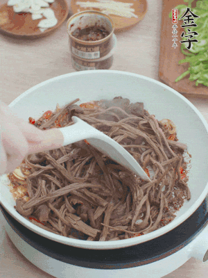 下茶樹菇煸炒4分鐘。