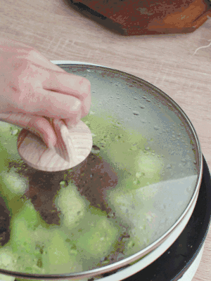 西葫蘆略出水時(shí)，加一小撮鹽調(diào)味。