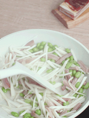 下茭白絲、青豆翻炒。