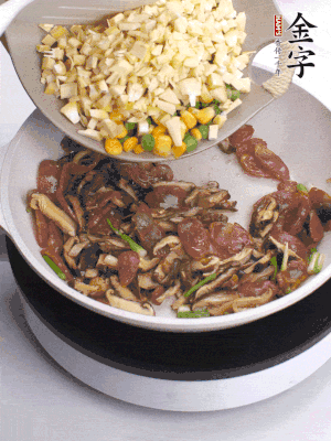 鍋里熱油，爆香蔥白，下香腸片炒至微微出油，加時(shí)蔬粒、香菇粒、春筍粒翻炒均勻。
