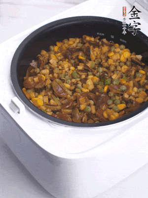 電飯煲按煮飯鍵，出鍋撒蔥花。