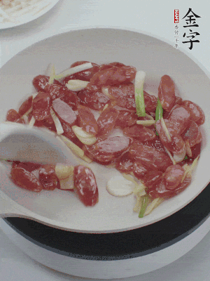 熱鍋爆香姜蒜片，下香腸炒出香味。