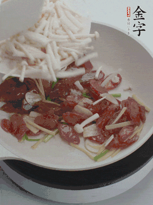 放白玉菇、青紅辣椒、雞蛋。