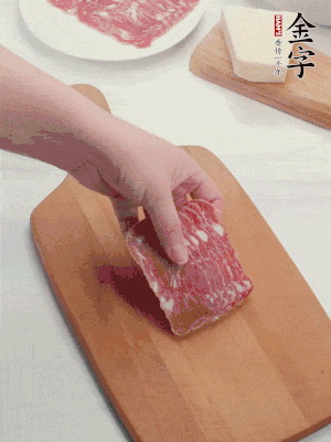 金字培根火腿改刀切小片；白洋蔥切?。恍迈r豌豆剝殼。