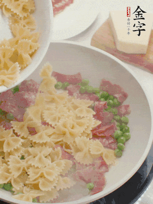1小勺鹽調(diào)味，混合一起燉煮一下。