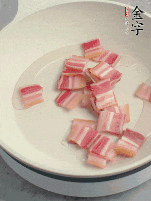 鍋中少許油，金字淡咸肉煸香。