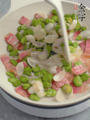 放蠶豆豆瓣、百合炒勻。