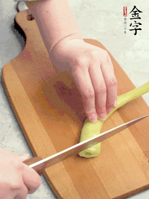 蔥切段，姜切絲，辣椒斜切成塊。