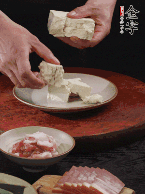 一塊老豆腐掰成大塊。