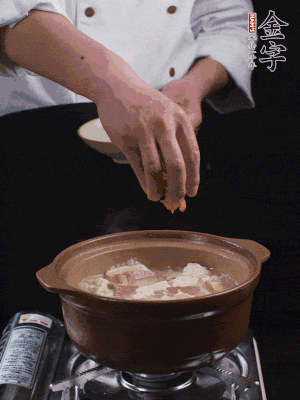 下蝦仁干，煮5分鐘。撒蒜葉，煮1分鐘。