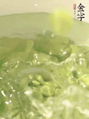 新鮮蠶豆熱水焯水30秒，然后浸入涼水。