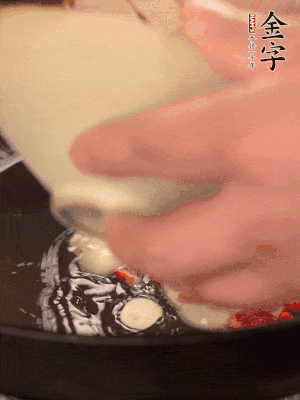 豬油潤鍋，下辣椒、大蒜、火腿片煸香。
