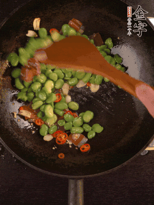 再下蠶豆煸炒，加1勺料酒調(diào)味。
