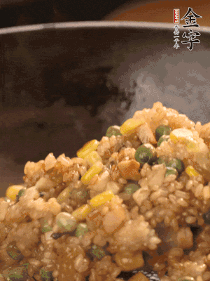 再下糯米，1勺蠔油、2勺生抽調(diào)味翻炒均勻。