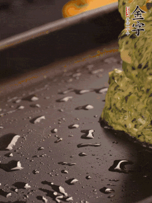 熱鍋擦一下油，下面糊攤平。