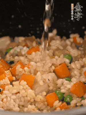 把食材轉(zhuǎn)移到電飯鍋中，倒入點(diǎn)清水，正常煮飯。