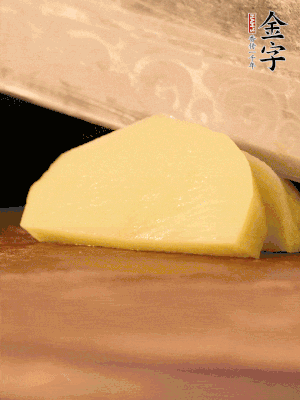 土豆去皮切丁。水開后，放入鍋中煮2-3分鐘，撈出瀝干水分。