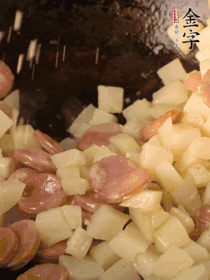 再放烤腸片煎熟。撒點鹽、孜然粉、辣椒面。