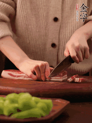 金字淡咸肉切片，冷水入鍋，加姜片、料酒略焯水。同步，五花肉切塊焯水。