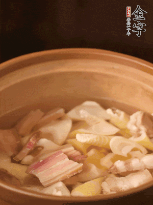 春筍、咸肉、咸肉一起入砂鍋，加姜片、料酒、清水大火煮沸到湯色變白。轉(zhuǎn)小火慢篤半小時(shí)。