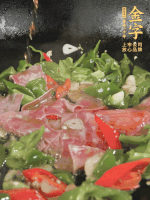再下蒸炒火腿煸炒，加少許白糖提鮮。