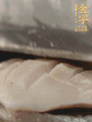 鮑魚用勺子撬出來(lái)，去掉內(nèi)臟和牙齒，加面粉、白醋、鹽、啤酒抓一下，清水洗凈，切花刀。