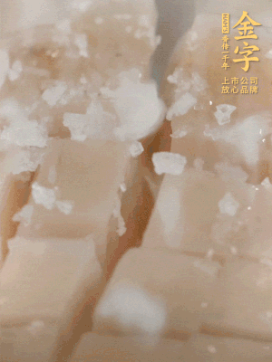 鮑魚中加點(diǎn)鹽、蠔油抓拌一下。